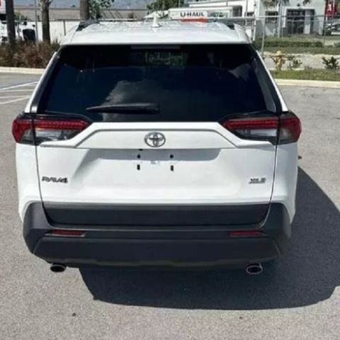 Toyota RAV4 2022 XLE 3
