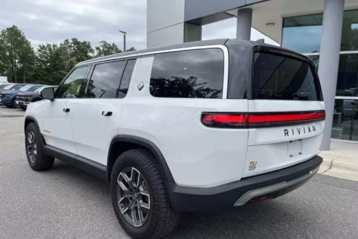 2023 Rivian R1S 
