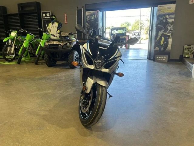2024 Suzuki GSX-R 1000 3